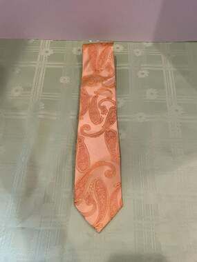 Paul Malone. 100 % Silk. GOLD. Paisley Classic Necktie. Preowned. Nice!